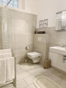 Bright ground-floor apartment near main station