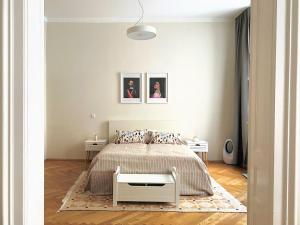 Bright ground-floor apartment near main station