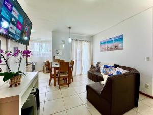 Apartamento a 400M PRAIA com PISCINA sacada com CHURRASQUEIRA privativa Wi-Fi Portaria 24h PLAYGROUND INFANTIL vaga privativa de GARAGEM Reserve agora mesmo