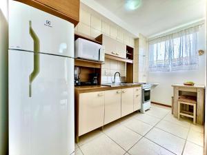 Apartamento a 400M PRAIA com PISCINA sacada com CHURRASQUEIRA privativa Wi-Fi Portaria 24h PLAYGROUND INFANTIL vaga privativa de GARAGEM Reserve agora mesmo