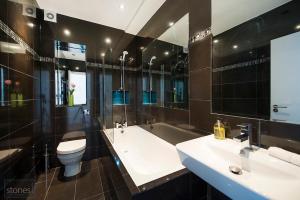 Elegant 2 Bed Marylebone Flat with Balcony