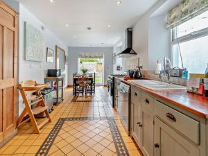 4 Bed in Tenby FB193