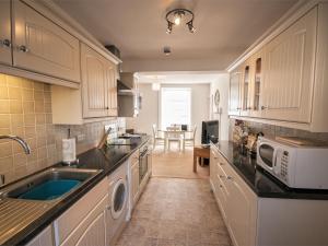 2 Bed in Aberdovey DY004