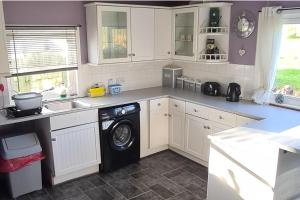 4 Bed Cottage Sleeps 6-Pet-Friendly-Private Garden