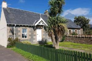 4 Bed Cottage Sleeps 6-Pet-Friendly-Private Garden