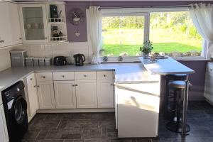 4 Bed Cottage Sleeps 6-Pet-Friendly-Private Garden