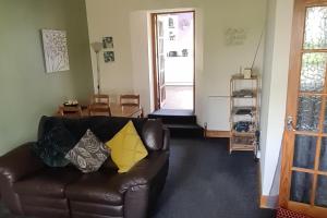 4 Bed Cottage Sleeps 6-Pet-Friendly-Private Garden