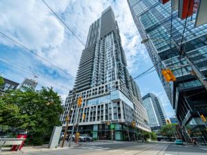 2br Luxury & Modern Suite 5 Minutes from Eaton Center