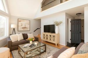 Waterfront Retreat with Spectacular Interior, Jacuzzi and Game Room in NC