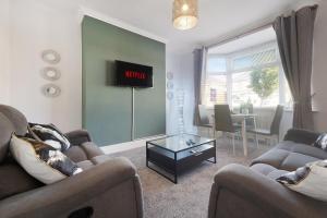 NEW! 4 Bed Home Near Darlington City Centre by Stay With Us, Ideal for Families & Large Groups, FREE OFF-STREET PARKING!! - 3hvězdičkové hotely ve městě Darlington