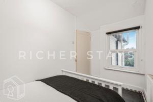 Homely 3-Bedroom Retreat with Garden & Living Room