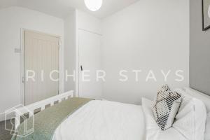 Homely 3-Bedroom Retreat with Garden & Living Room