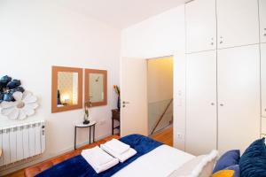 Luxurious Townhome with River View by LovelyStay