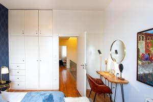 Luxurious Townhome with River View by LovelyStay