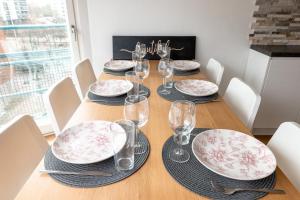 Bright & Comfy 79m2 2BR Apartment with Sauna and Balcony