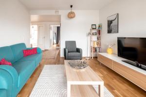 Bright & Comfy 79m2 2BR Apartment with Sauna and Balcony