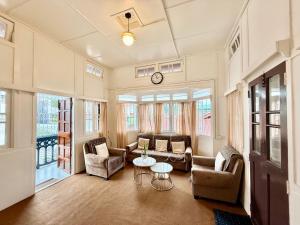 Yepplo Holiday Home - Traditional 2BHK Wooden House - Laban, Shillong