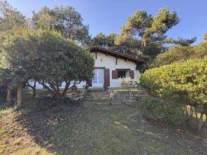 Villa au Calme avec Grand Jardin, Proche Commerces - FR-1-736-67