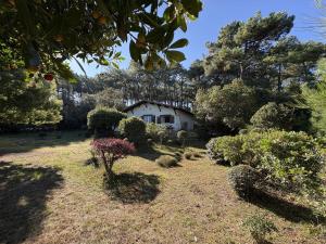 Villa au Calme avec Grand Jardin, Proche Commerces - FR-1-736-67