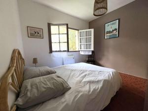 Villa au Calme avec Grand Jardin, Proche Commerces - FR-1-736-67