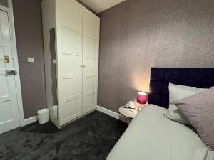 Bittern Lodge Homestay with Free Parking & Parking for cruise available, Full access to kitchen in Southampton