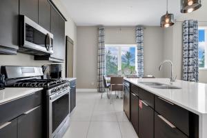 Stylish Condo With Foosball Table Near Disney With Resort & Waterpark Access - B28-218