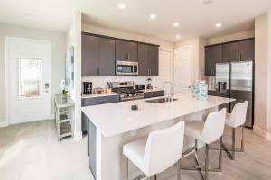 Chic And Cozy Townhouse Near Disney With Resort & Waterpark Access - 824Dr