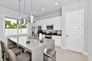 Open Concept Condo Near Disney With Resort & Waterpark Access - B22-115