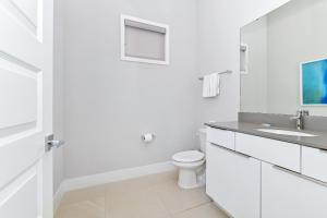 Elegant Condo With Pool Table Near Disney With Resort & Waterpark Access - B22-215