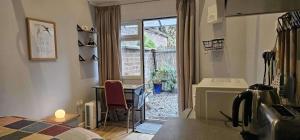 Studio - Sleeps 2 - Private Garden