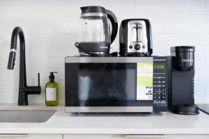 Chic Hideaway - Downtown Hotspot