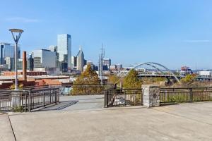 Luxurious Downtown-2 bed 2 bath Corner 2M