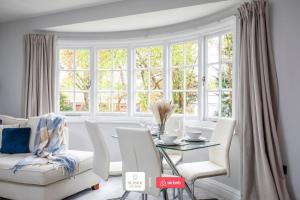 Exclusive Deal l Long Stay l 2Bedroom Apartment l Poole Centre l Close to Westbourne l Treeside Place l Seaside Escapes Short Lets & Serviced Accommodation