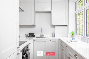 Exclusive Deal l Long Stay l 2Bedroom Apartment l Poole Centre l Close to Westbourne l Treeside Place l Seaside Escapes Short Lets & Serviced Accommodation