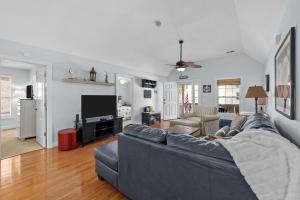 Heated Pool, Ping Pong, Short Walk to Beach and Pier, gathering spaces inside and out, Long Stays available