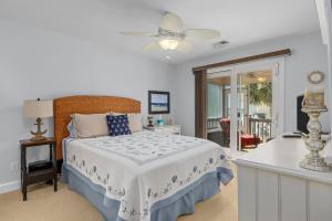 Heated Pool, Ping Pong, Short Walk to Beach and Pier, gathering spaces inside and out, Long Stays available