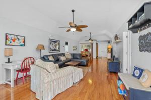 FUN Fan Fave! Heated pool, ping pong, next 2 Beach
