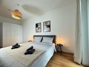 HolidayHome Apartments I Airport Deluxe Condo with Terrace