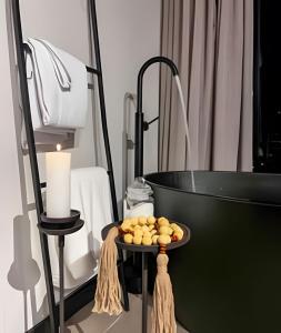 Vista espetacular, piscina e banheira no quarto!