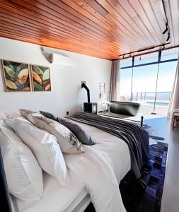 Vista espetacular, piscina e banheira no quarto!