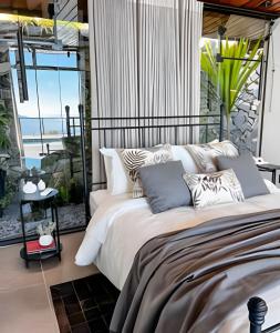 Vista espetacular, piscina e banheira no quarto!