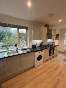 2 Bed Contractor Accommodation - 15min Drive to Heathrow & Windsor