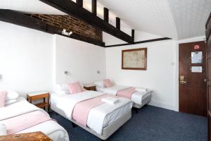 Top Floor Triple Room with Shared Bathroom room in St Athans Hotel