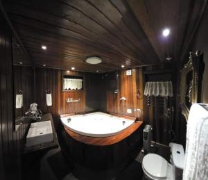 Chalét com jacuzzi sauna lareira e telao cinema