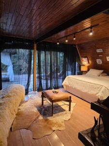 Chalét com jacuzzi sauna lareira e telao cinema