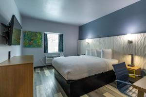 Days Inn & Suites by Wyndham Milwaukee