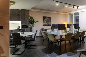 Digital Nomad Penthouse - 250m2 with 5 Bedrooms and Fast Wi-Fi - Monitors Included