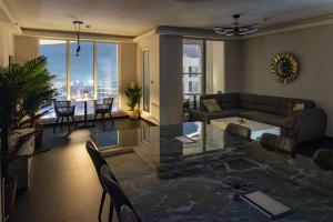 Digital Nomad Penthouse - 250m2 with 5 Bedrooms and Fast Wi-Fi - Monitors Included