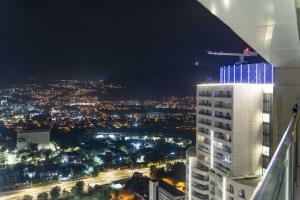 Digital Nomad Penthouse - 250m2 with 5 Bedrooms and Fast Wi-Fi - Monitors Included