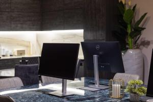 Digital Nomad Penthouse - 250m2 with 5 Bedrooms and Fast Wi-Fi - Monitors Included